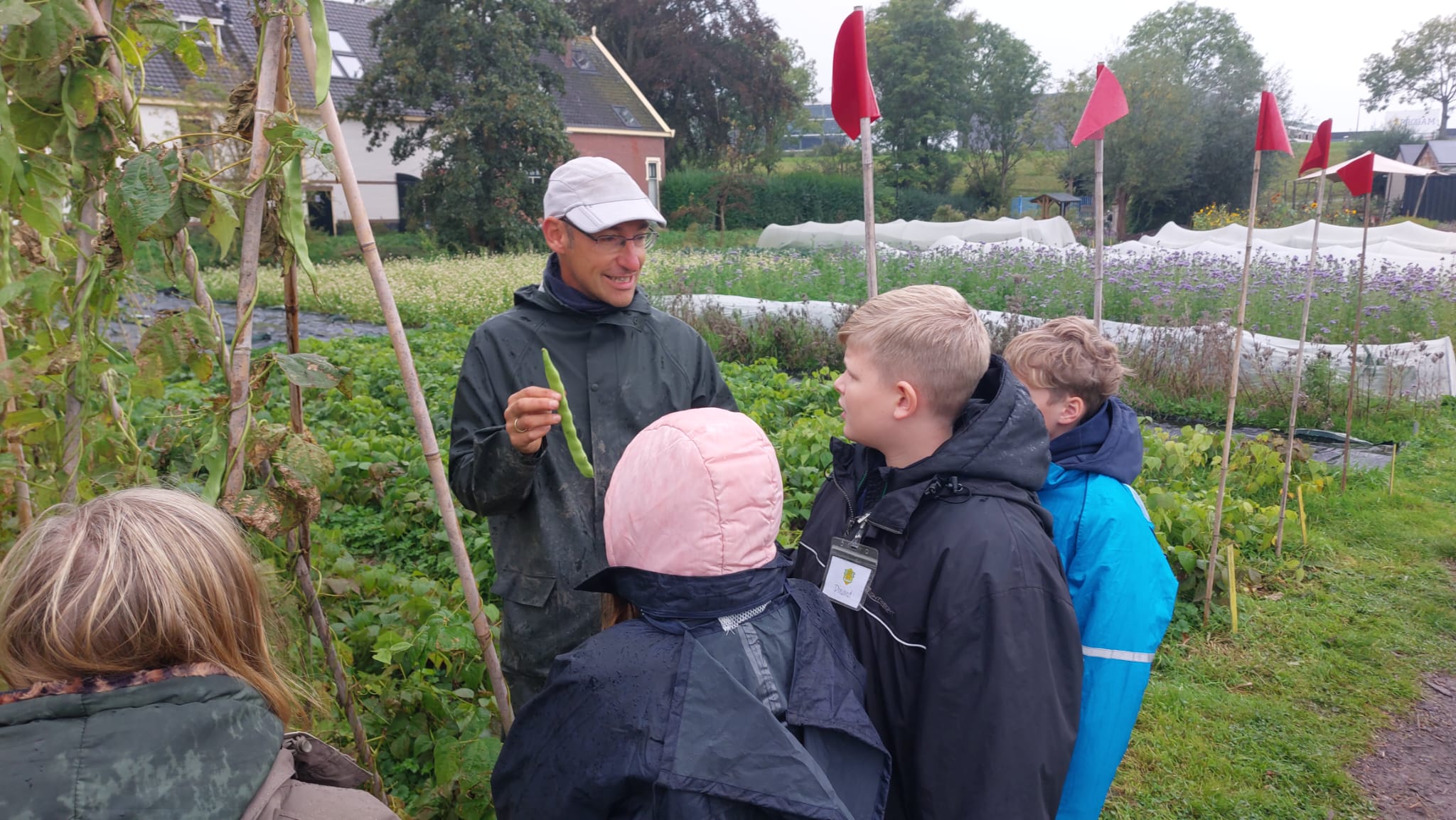 De talentklas krijgt les op de tuin